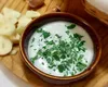 Cu ce să amesteci mujdeiul pentru friptură ca să iasă și mai bun. Ingredientul din grădina bunicii face toată diferența