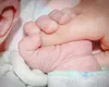 Bebeluș la un pas de moarte după ce o asistentă l-a injectat greșit cu adrenalină
