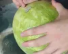 Cel mai tare truc al verii. Ce se întâmplă dacă înfigi o monedă de 50 de bani într-un pepene!