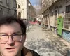 Thomas, un turist german, a venit special la Bucureşti pentru a savura micii din Obor: „Am stat 45 de minute la coadă”