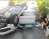 După ce s-au răsturnat cu mașina, două femei au decis să facă un selfie lângă vehiculul din care au ieșit pline de sânge