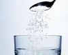 STUDIU: Ce se întâmplă dacă bem apă cu sare pe stomacul gol. Cercetător american: „Tremură, nu pot să gândească sau îi doare capul”