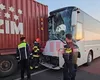 Un autobuz plin cu pasageri, impact violent cu un TIR, în Constanţa. A fost activat Planul Roşu de intervenţie