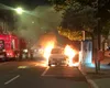 Cod roşu de intervenţie. O maşină electrică a ars ca o torţă în timp ce era încărcată pe stradă VIDEO