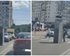 Nu e banc! Un ieșean și-a scos frigiderul la plimbare, chiar dacă nu are picioare, într-o intersecție aglomerată: „Sper că avea ceva rece de băut în el”