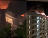 Șocant! Un elicopter s-a prăbușit pe acoperișul unui hotel, provocând un incendiu. Pilotul a murit. FOTO