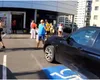 Imagini revoltătoare în parcarea unui magazin Lidl. Un șofer BMW jignește un biciclist. VIDEO