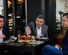 Marcel Ciolacu și Sorin Grindeanu s-au delectat cu delicatese moldovenești în centrul Sucevei: ”Asta pățești când ieși la o cafea în Suceava! Începi de dimineață cu poale-n brâu, cozonac și pandișpan cu vișine”