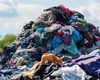 Hainele se vor scumpi de anul viitor. Se va plăti o ecotaxă pentru reciclarea eficientă a acestora: „99% din toate textile ajung să fie aruncate la groapa de gunoi”