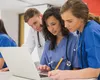 Cât câștigă un medic de familie român dacă acceptă să profeseze în Franța: