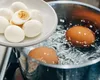 Nu mai pune ouăle în apă rece după ce le-ai fiert. Altul este secretul ca să le decojești ușor și să fie delicioase