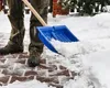Amenzi de mii de lei pentu cei care nu curăță zăpada, gheața sau țurțurii din fața locuinței