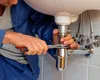 Câți bani câștigă un instalator în România. Angajatorii oferă salarii atractive, bonusuri și alte beneficii