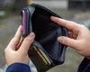 Sfat esențial din partea economiștilor: Vin vremuri grele, puneți bani deoparte!