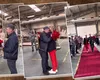 Momente emoționante într-o fabrică din Satu Mare. Un angajat care s-a pensionat a avut parte de o surpriză neașteptată. Colegii l-au așteptat cu flori, iar patroana s-a înclinat în fața lui. VIDEO