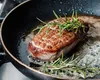 Trucul simplu pentru o carne prăjită perfect. Doar gospodinele pricepute îl ştiu!