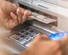 Băncile din România care nu percep comision la retragerea de la orice bancomat, atât din țară cât și din străinătate