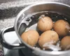 Nu arunca apa în care fierbi ouă! Trucul simplu care îţi face grădina mai frumoasă