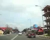 Un Porsche de 200.000 de euro s-a făcut praf după ce a intrat direct într-o platformă oprită. Şoferul şi pasagerul erau la un pas să moară ca în Final Destination VIDEO