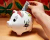 De ce e bine să ținem banii la saltea și nu în bancă. Sfaturile prețioase ale unui economist celebru