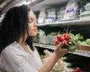 Scandal în supermarket! Motivul pentru care doi clienți s-au luat la ceartă. Angajații magazinului au intervenit să-i despartă