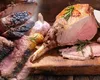 Friptură de miel cu mirodenii și vin alb. Mirosul apetisant de cimbru și usturoi îți lasă apă în gură