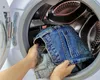 Cum speli blugii astfel încât să își păstreze culoare cât mai mult timp