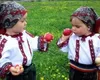 Săptămâna luminată 2025. Obiceiul ”Udatului”, ciocnitul ouălor invers. Ce noi ai voie să faci luni, a doua zi de Paşti 2025