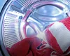 Ai uitat hainele ude în mașina de spălat? Ce să faci, astfel încât să nu miroasă urât