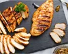 Ingredientul pe care trebuie să-l pui peste pieptul de pui atunci când îl gătești. Vei obține un preparat gustos și suculent