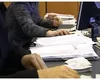 Cum afectează măsurile fiscal-bugetare ale Guvernului Bolojan salariile bugetarilor: tăieri de beneficii și bonusuri, înghețări salariale