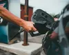 Benzina și motorina s-au scumpit! Cât costă litrul marți, la pompă