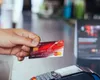 Românii vor putea retrage bani din orice magazin. Noul proiect prin care casele de marcat se transformă în ATM-uri