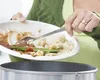 Românii aruncă mâncare de 800 de lei, lunar, la gunoi. Cum pot reduce risipa alimentară și economisi mai mulți bani