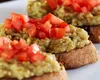 Salata de vinete cu ceapă, ornată cu roșii. Rețeta clasică pe care o preferă toți românii