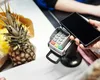 ATENȚIE! Escrocii au brevetat o nouă metodă de fraudă. Cum te lasă fără banii de pe card în supermarket