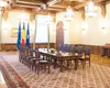 SE BAGĂ DRUJBA ÎN BUGET! Comisia specială pentru reducerea cheltuielilor negociază eliminarea sporurilor și a indemnizației de hrană, concedieri și creșterea TVA