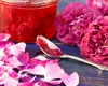 Rețetă tradițională pentru dulceață de trandafiri. Poate fi preparată ușor acasă