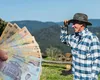Românii primesc, de luni, BANI pe card de la stat. Ce sume se dau și în ce scop