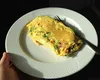 Ce să pui în omletă ca să iasă pufoasă și gustoasă. Ingredientul banal pe care bucătarii îl adaugă în tigaie