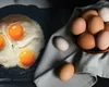 Ce semnifică prezența unei pete roșii în albușul oului și care sunt riscurile asociate, potrivit specialiștilor