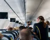 Cât câștigă o stewardesă în 2025. Ce salarii oferă Emirates, Wizz Air, Ryanair sau Tarom