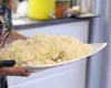 Ce să pui în apa în care fierbe orezul ca să iasă delicios. Ingredientul banal care îi schimbă total gustul