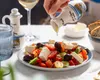 Ingredientele care nu au ce căuta într-o salată grecească: ”Ar fi dezgustător”. Rețeta unei salate perfecte
