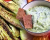 Salată de dovlecei copți cu usturoi și mărar, o rețetă ideală pentru începutul verii, bună de te lingi pe degete