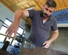 Din Austria, direct în atelierul bunicului din Sibiu. Cum a ales Ovidiu Miclea să fie fierar în Apoș: „M-am întors acasă, că tot aici este mai bine”
