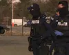 Percheziţii la clanurile Pian şi Purcel, suspectate că au forţat mai multe tinere să se prostitueze. Unii dintre suspecţi, săltați în timp ce jucau barbut