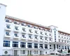 Hotelul Rex din Mamaia, cândva un simbol al luxului, acum o simplă ruină. Clădirea este îngropată sub praf, lacăte și tăcere