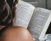 Verbul din limba română care îi încurcă pe români. Ce explicație apare în DEX și cum se folosește, de fapt