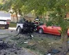 Un tânăr de 22 de ani a murit pe loc după ce a intrat cu mare viteză într-un camion. Mașina s-a rupt în două
